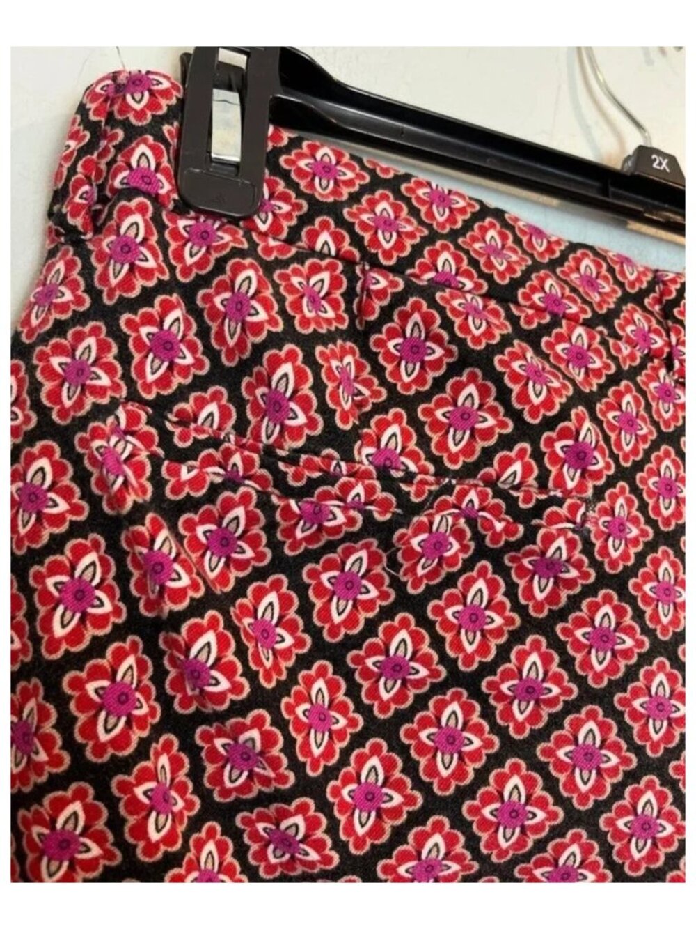 Old Navy Women's Floral Pattern Stretchy Ankle Pants Black And Red Size M - Picture 6 of 11
